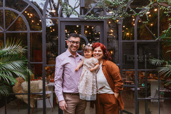 Casal feliz comemora com a filha o seu primeiro aniversário
