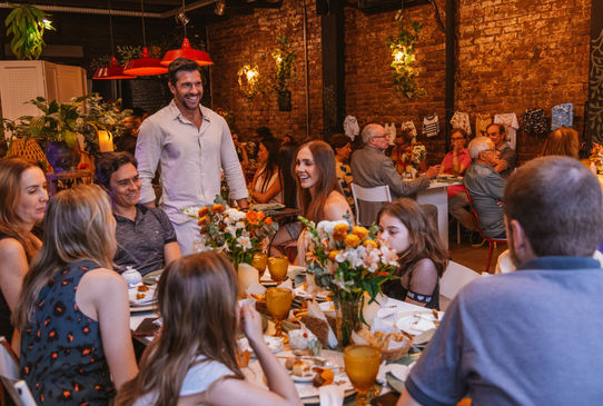 Casal feliz celebrando a gravidez em um chá de fraldas com amigos e familiares