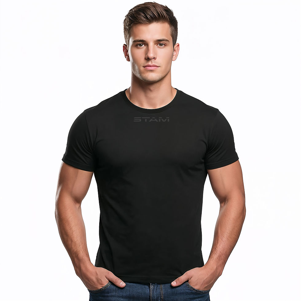 Miniaturbild: Mann im Slim Fit T-Shirt in schwarz mit Stam Logo mittig am Halsausschnitt in anthrazit