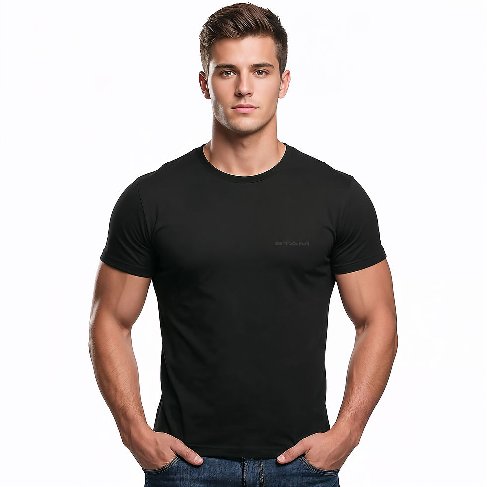 Mann im Slim Fit T-Shirt in schwarz mit Stam Logo auf der Brust in anthrazit