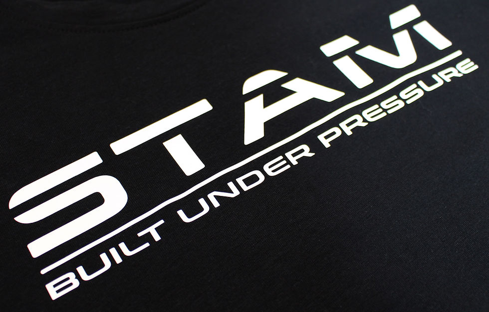 Miniaturbild: Schwarzer Stoff mit weißem STAM Logo und Text BUILT UNDER PRESSURE