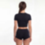 Heather STAM Rückenansicht einer Frau im Crop T-Shirt