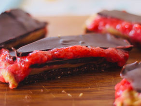 Barritas de brownie doce de morango e manteiga de amendoim