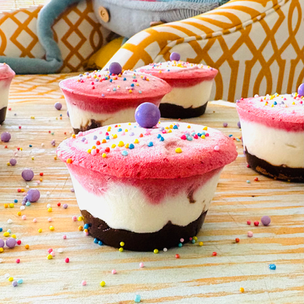 Mini cheesecakes gelados de brownie baunilha e morango