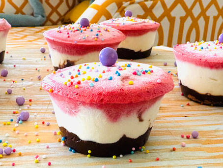 Mini cheesecakes gelados de brownie baunilha e morango