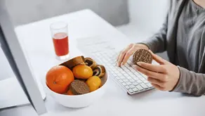 Consulta nutricional online com orientação personalizada para adultos e idosos.