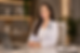 Nutricionista em BH Thairine Pacheco sorrindo em seu consultório.
