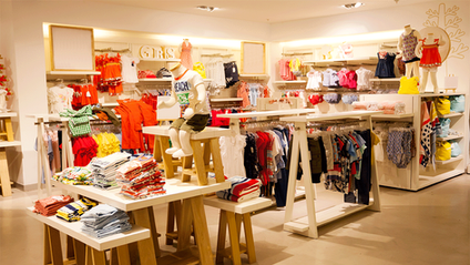 Interior de la ropa de los niños tienda