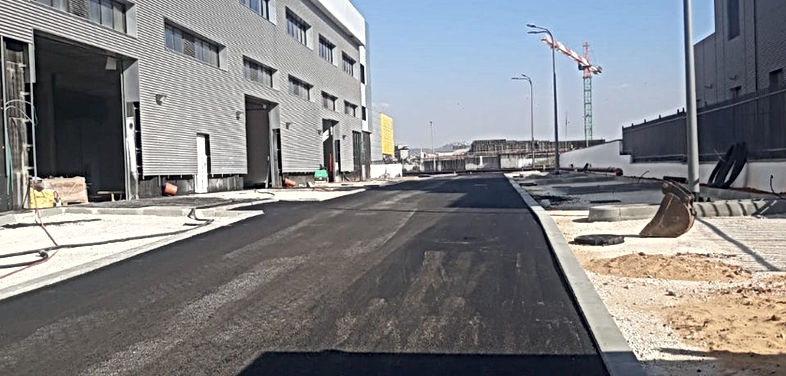 מבנה תעשייה עצמאי וחדש באזור כפר סבא .מבנה יוצא דופן להשכרה באזור התעשייה כפר סבא מזרח — 3 קומות בסטנדרט גבוה, כ-2,500 מ"ר לקומה, מרתף 4,000 מ"ר, קרקע 2,500 מ"ר, 100 חניות וגישה מלאה למשאיות ומכולות 40 פיט. פתרון תעשייתי מושלם לעסק גדול המחפש מבנה שלם ומוכן.