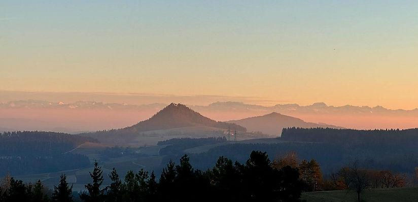 Panoramablick über die Hegauer Vulkanlandschaft bei Engen- Wandern nd Genießen am RestaurantHegublick.