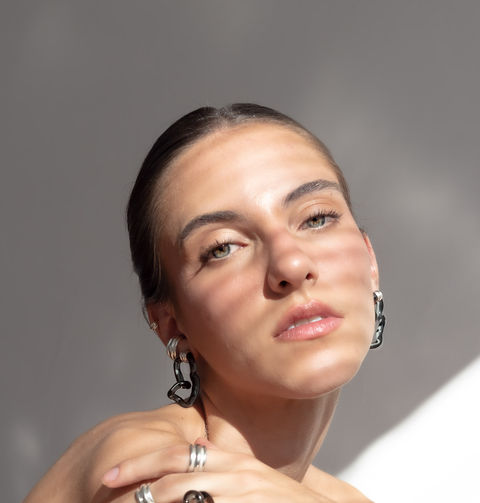 Modelo luce hermosos aretes, collar y anillos en vidrio soplado artesanalmente color humo y plata reciclada de radiografías