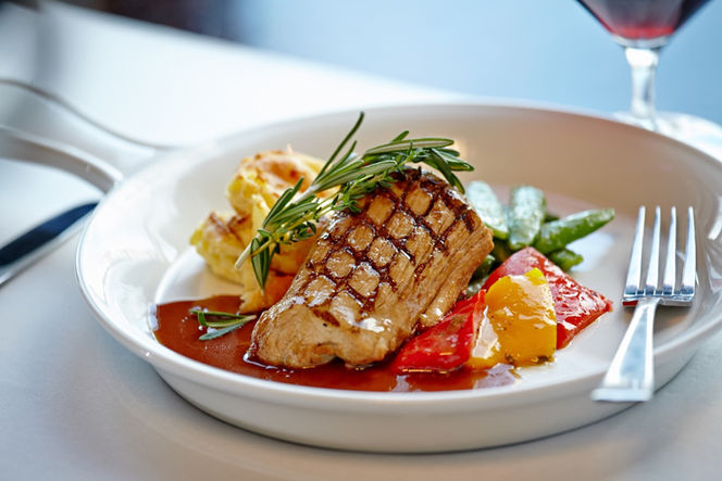Gebratenes Filet mit Kartoffelpüree und Gemüse