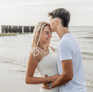 Spontaan koppelportret van Hannelore en Yentl met de Noordzee op de achtergrond.