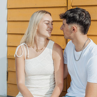 Hannelore en Yentl kijken elkaar liefdevol aan tijdens hun koppelshoot in Cadzand.
