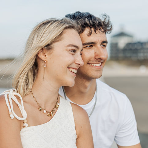 Hannelore en Yentl tijdens een romantische koppelshoot op het strand van Cadzand.