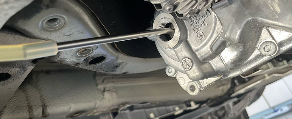 Tussenbakolie bijvullen via de vulopening van een BMW xDrive-tussenbak in de werkplaats van MAGO