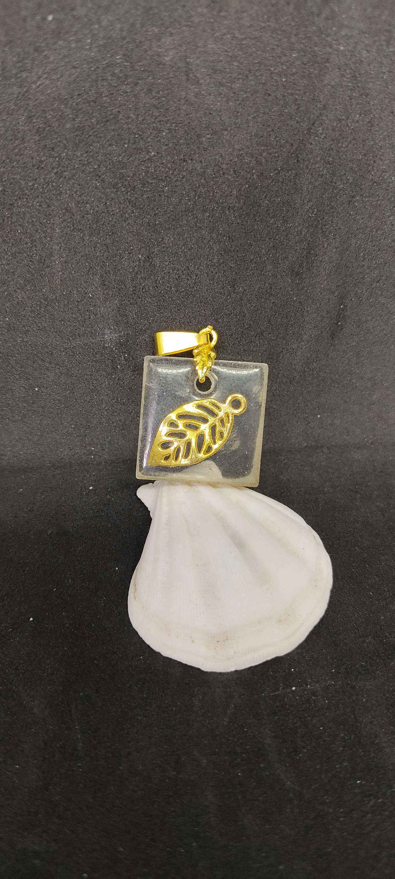 Pendentif en résine carre