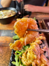 Up close of Picture of deep fried shrimp with cream sauce 