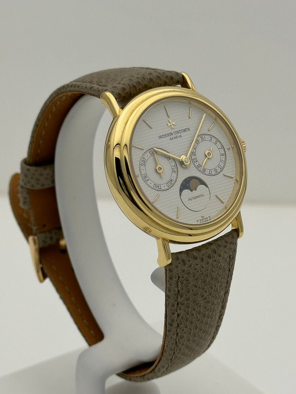 Thumbnail: Vacheron Constantin Patrimony Traditionnelle 47009 in yellow gold with classic round case and white dial