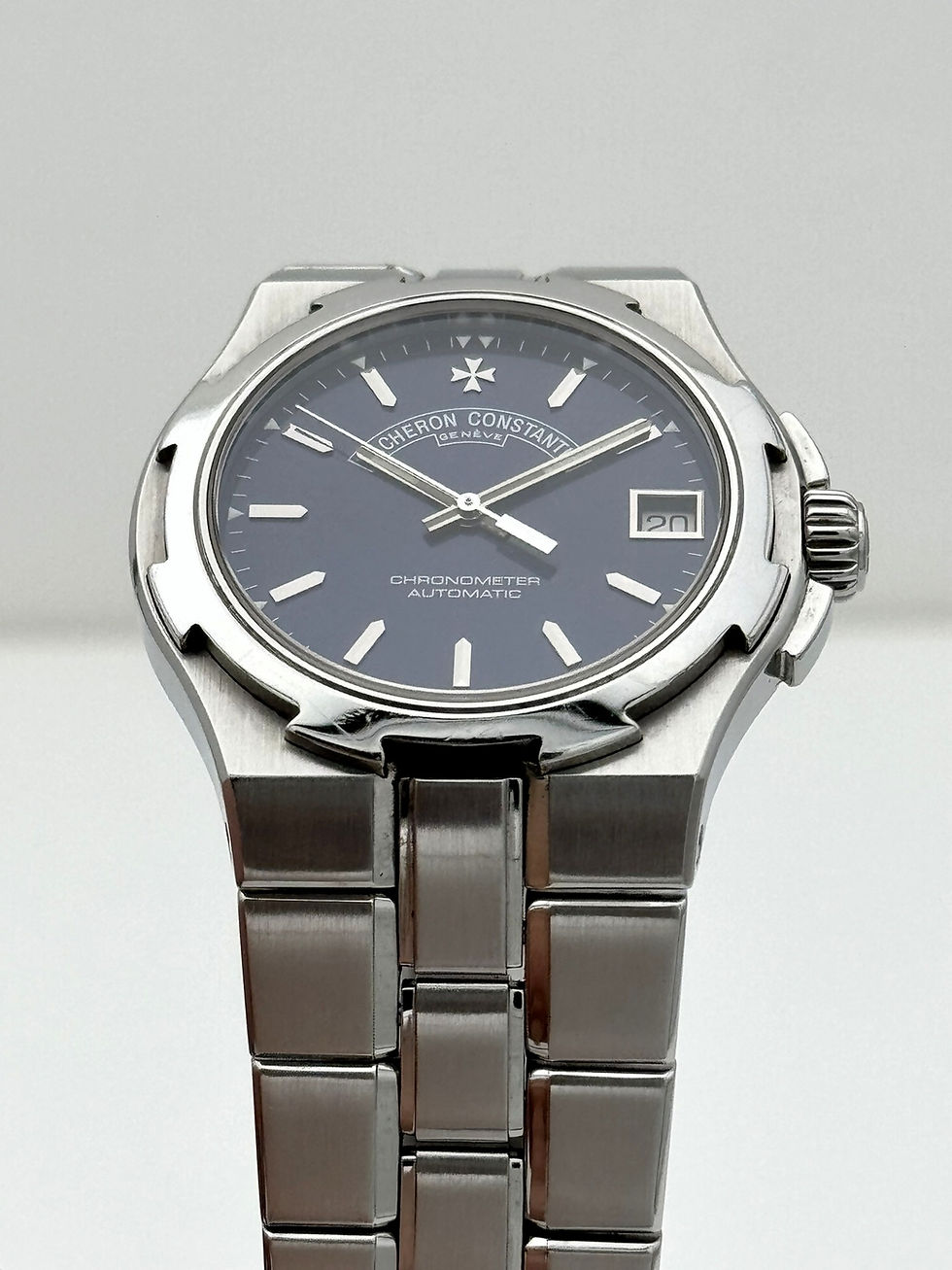 Thumbnail: Vacheron Constantin Overseas 35mm Blue Dial 42050/423A Rare Full-Set - 2001