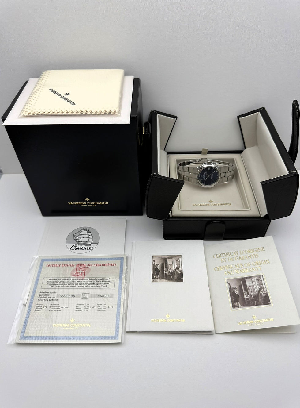 Thumbnail: Vacheron Constantin Overseas 35mm Blue Dial 42050/423A Rare Full-Set - 2001