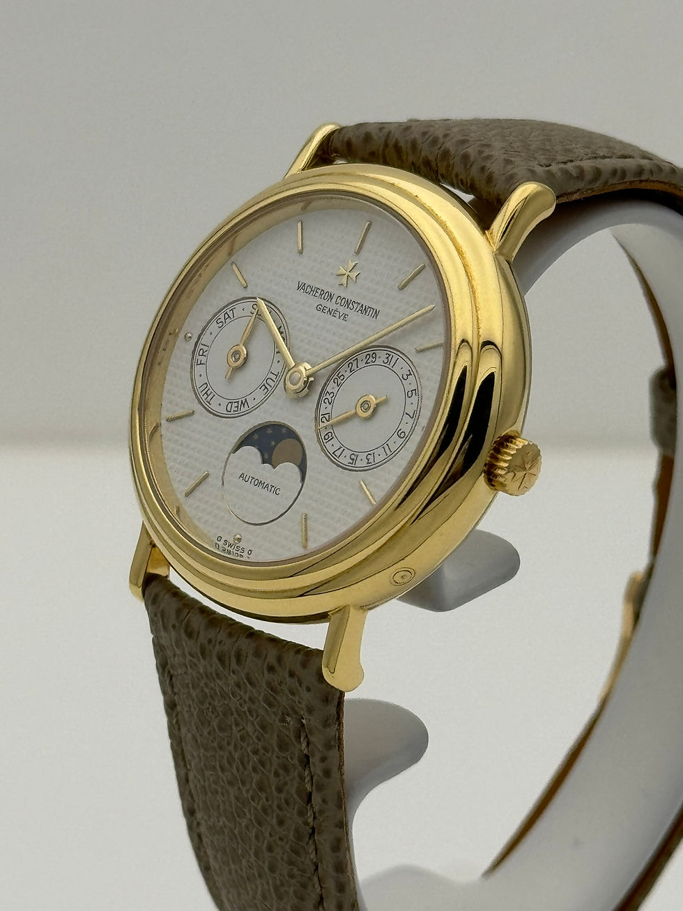 Thumbnail: Vacheron Constantin Patrimony Traditionnelle 47009 in yellow gold with classic round case and white dial