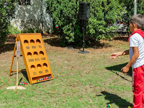 enfant qui joue au jeu en bois