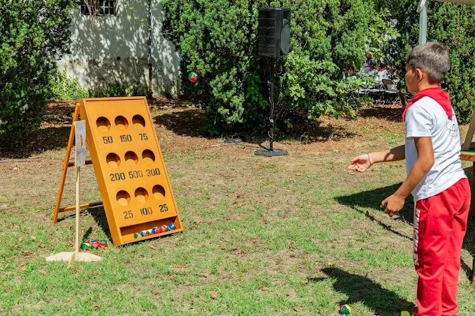enfant qui joue au jeu en bois