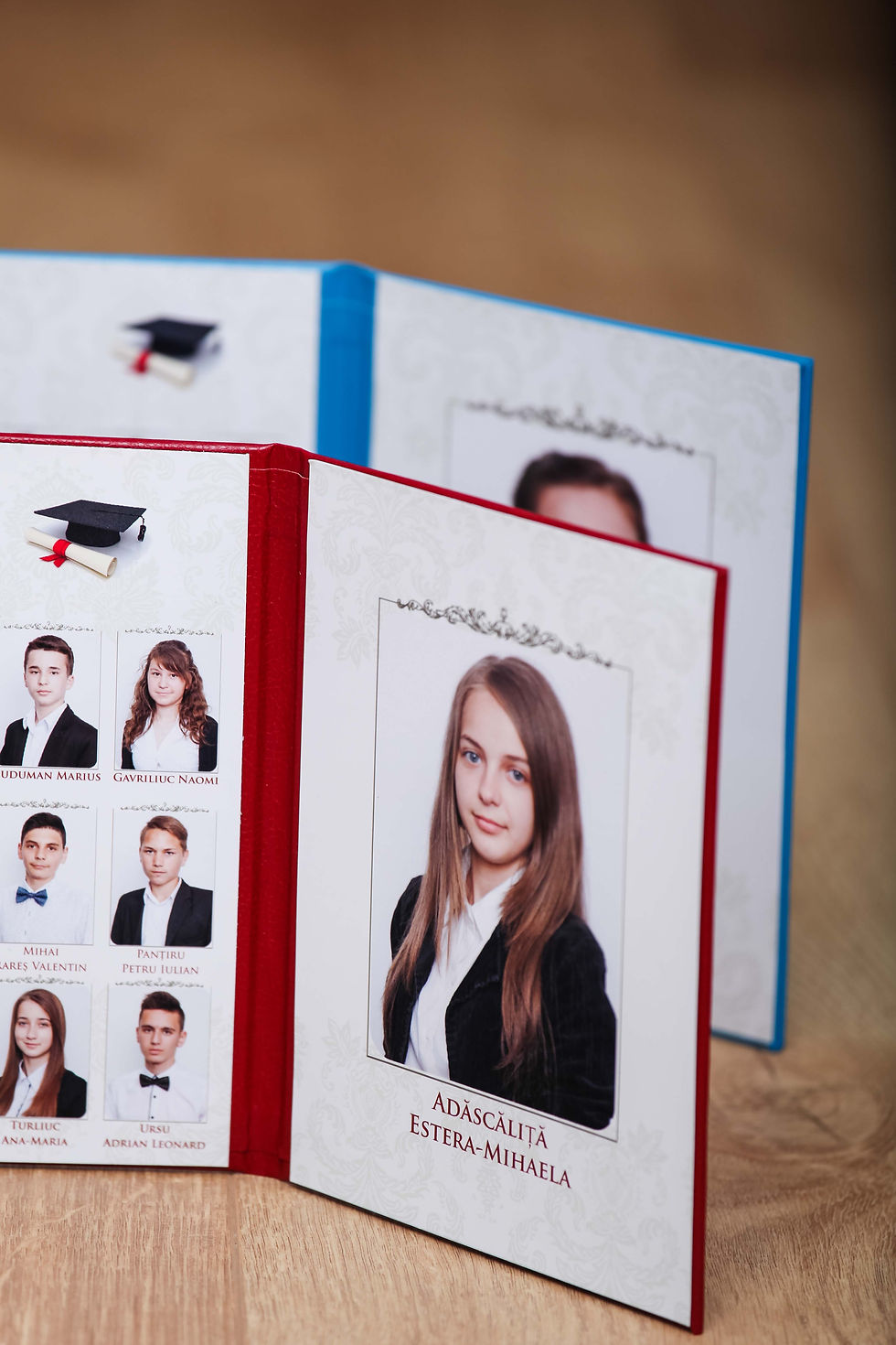 Miniatură: Album de absolvire triptic