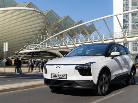 每 3 辆抵达巴塞罗那港的汽车中,就有 1 辆以上是电动汽车(其中大部分是中国汽车)。