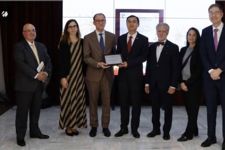 China nombra 'héroe' al cirujano catalán Eduard Quintana