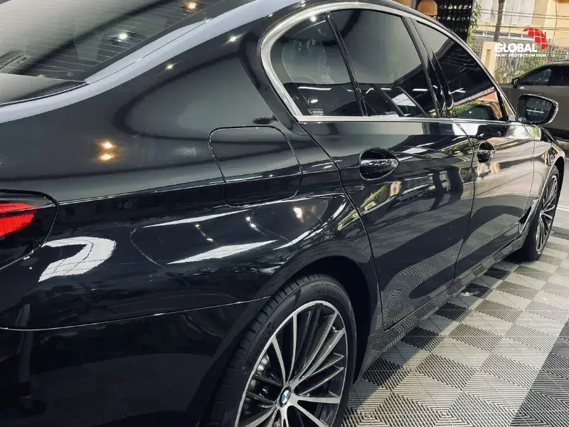 Tạo lớp bảo vệ sáng bóng và chống trầy xước cho BMW Series 5