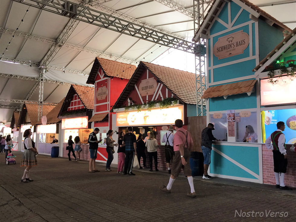 Praça de alimentação da Oktoberfest em Blumenau