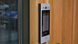 Monterad porttelefon till företag, kontor och hem