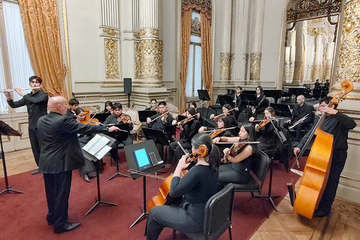 La Orquesta de los Barrios dirigida por el Maestro Néstor Tedesco.