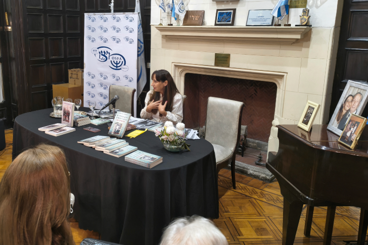 Cada página del libro busca preservar la historia de quienes sobrevivieron a la Shoá y transmitirla a las nuevas generaciones.
