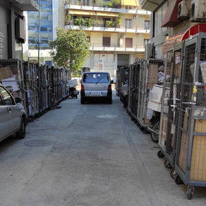 Τα δέματα βγήκαν στους δρόμους ζητώντας ταχυδρόμους...