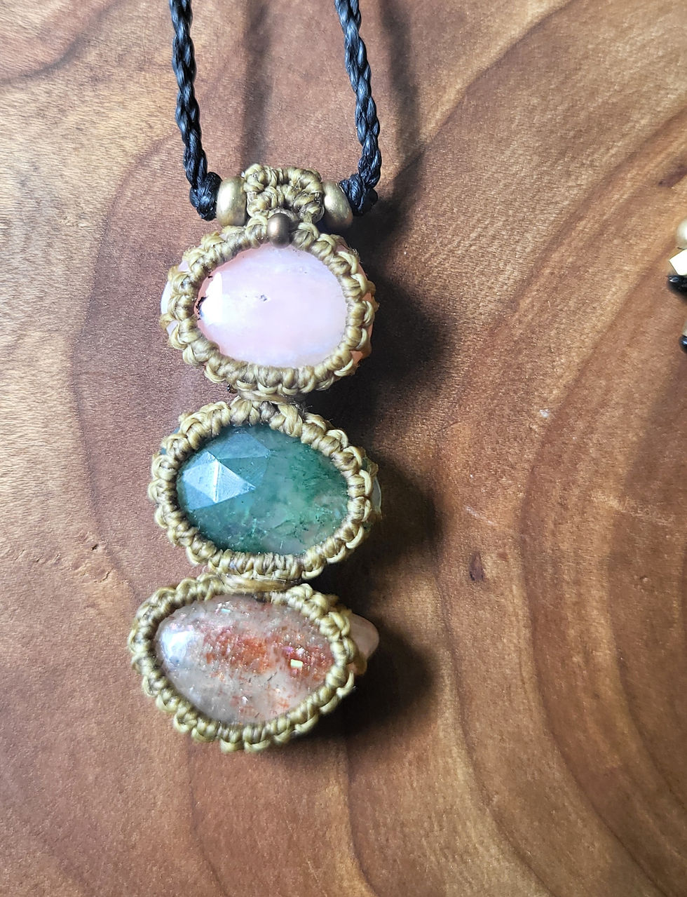 Miniature : Des lumières dans la nuit : opale rose kyanite bleue agate mousse pierre soleil