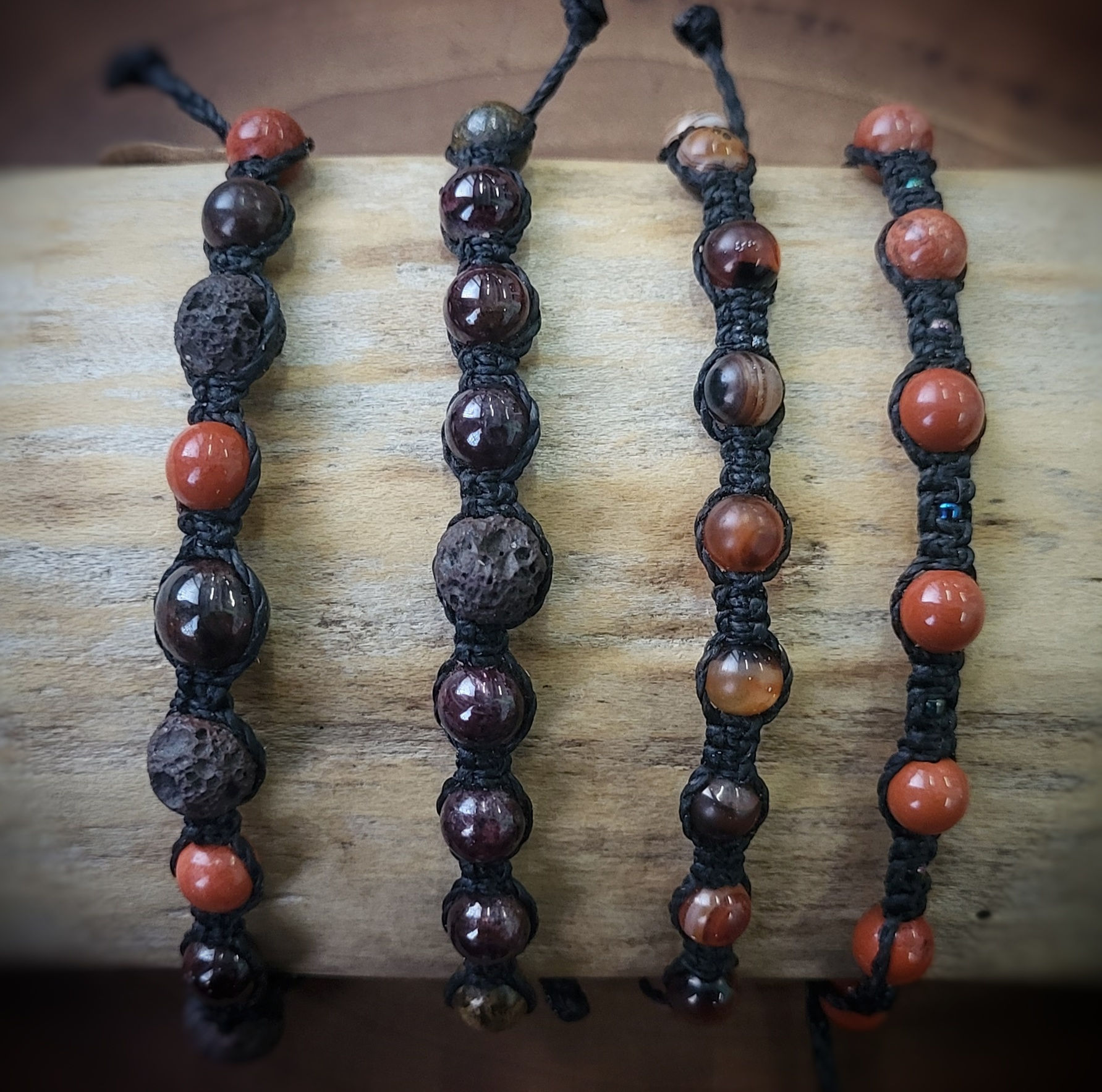 Bracelets Le Rouge et Le Noir 1 / grenat jaspe rouge cornaline pierre volcanique