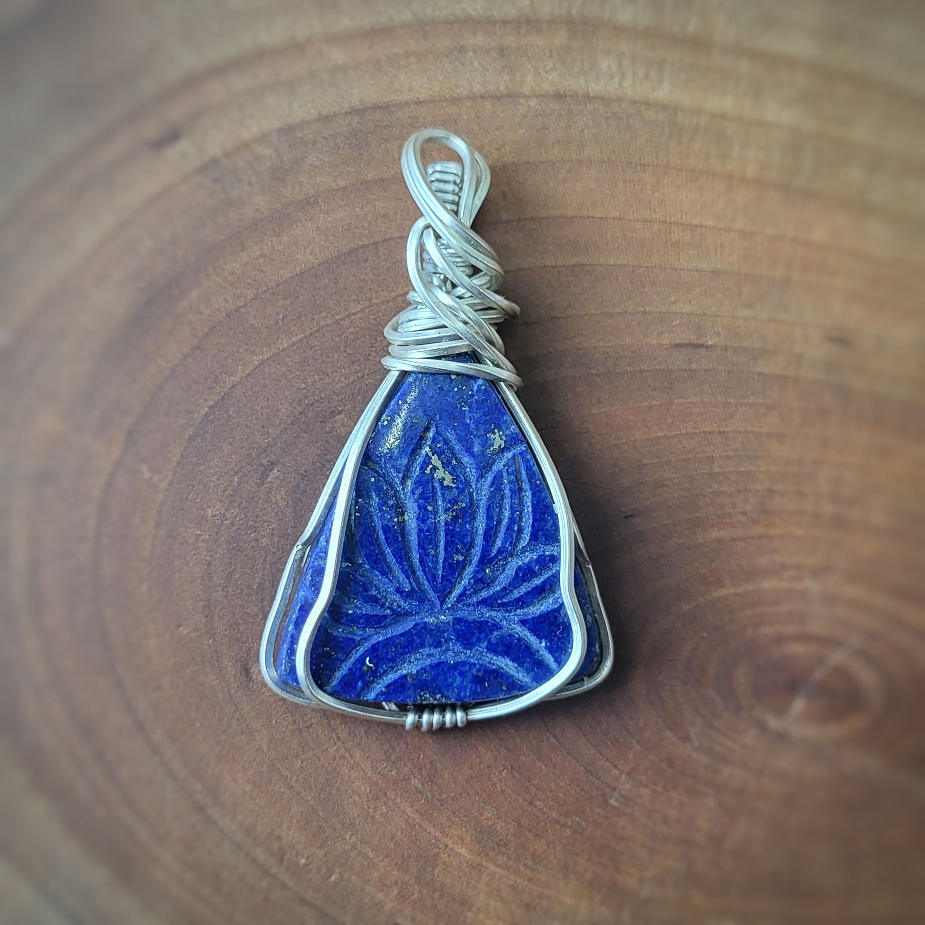 Lotus : lapis lazuli gravé sur argentium