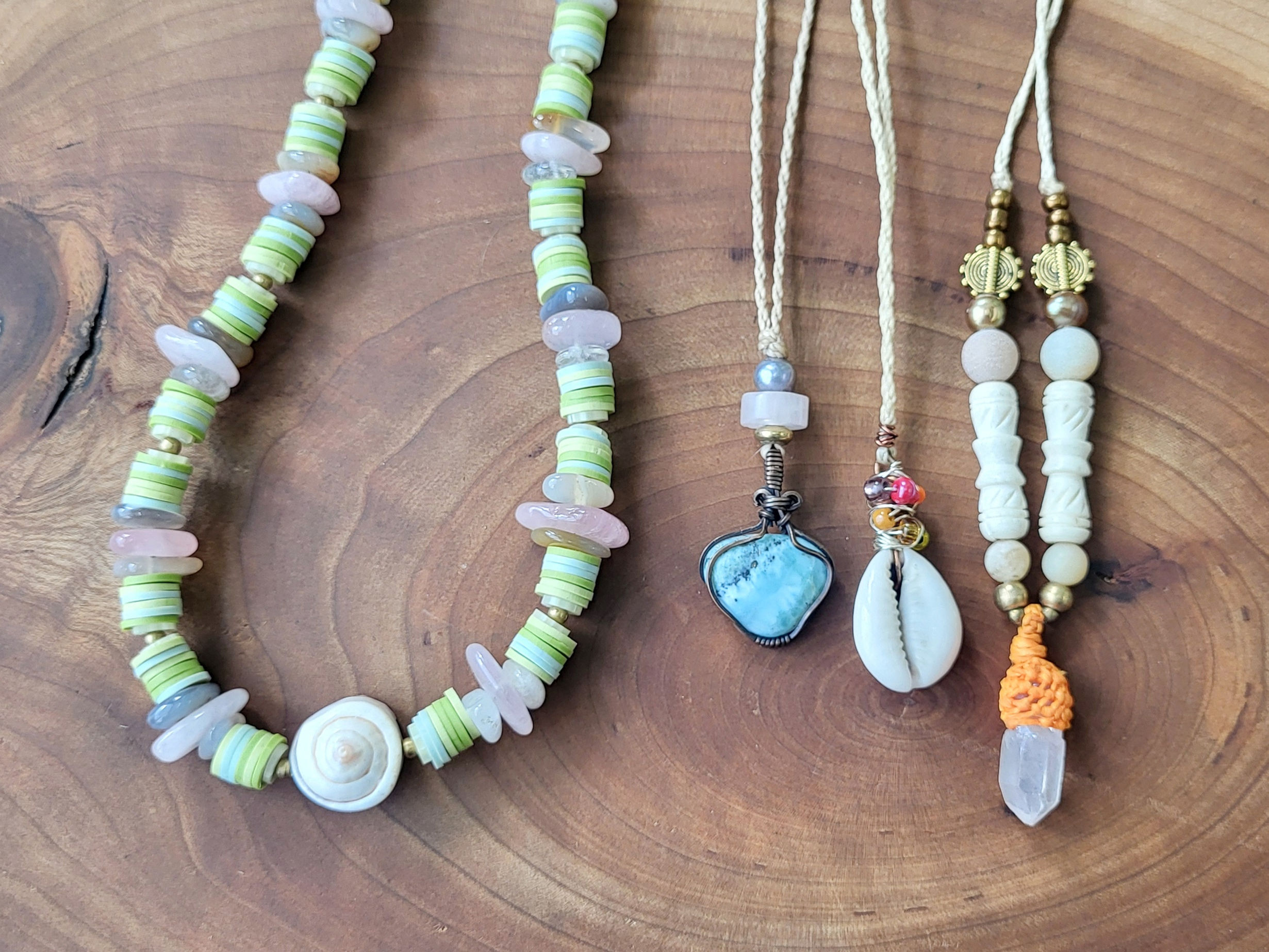 Ciao : colliers // coquillage vinyle larimar cuivre chori quartz