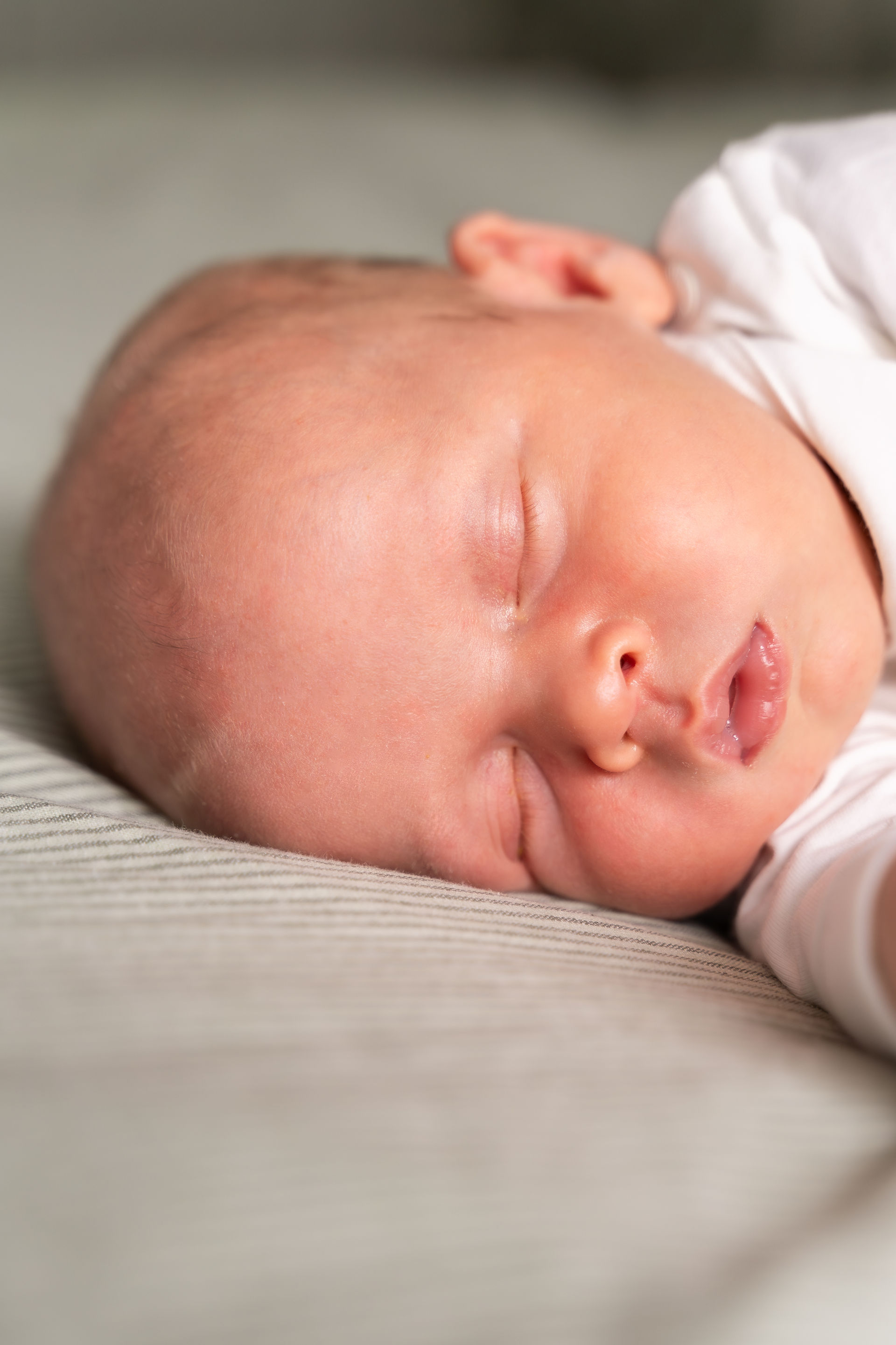 slapende baby tijdens een newborn fotoshoot thuis 