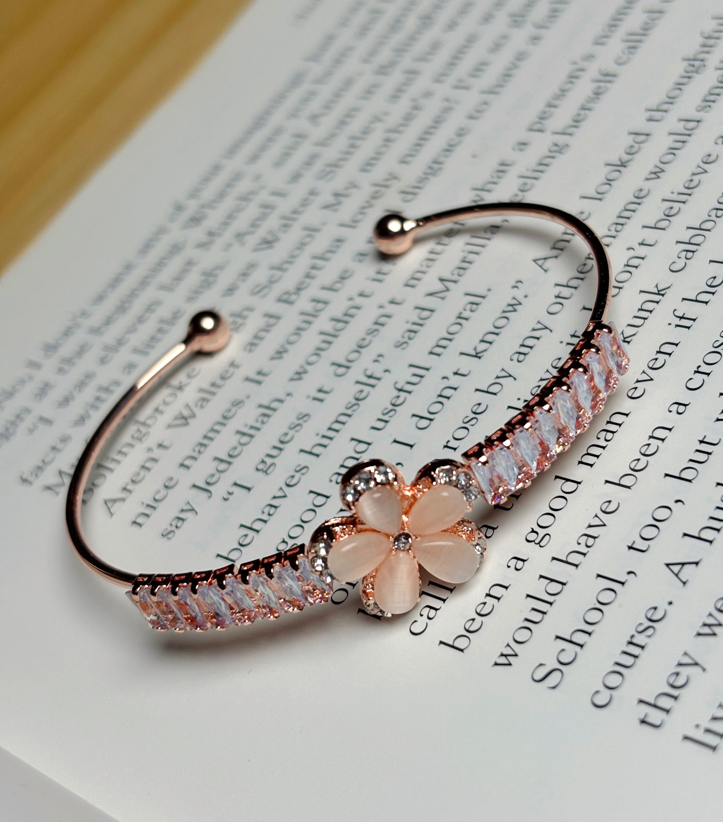 ADJUSTABLE FLOWER BRACELET