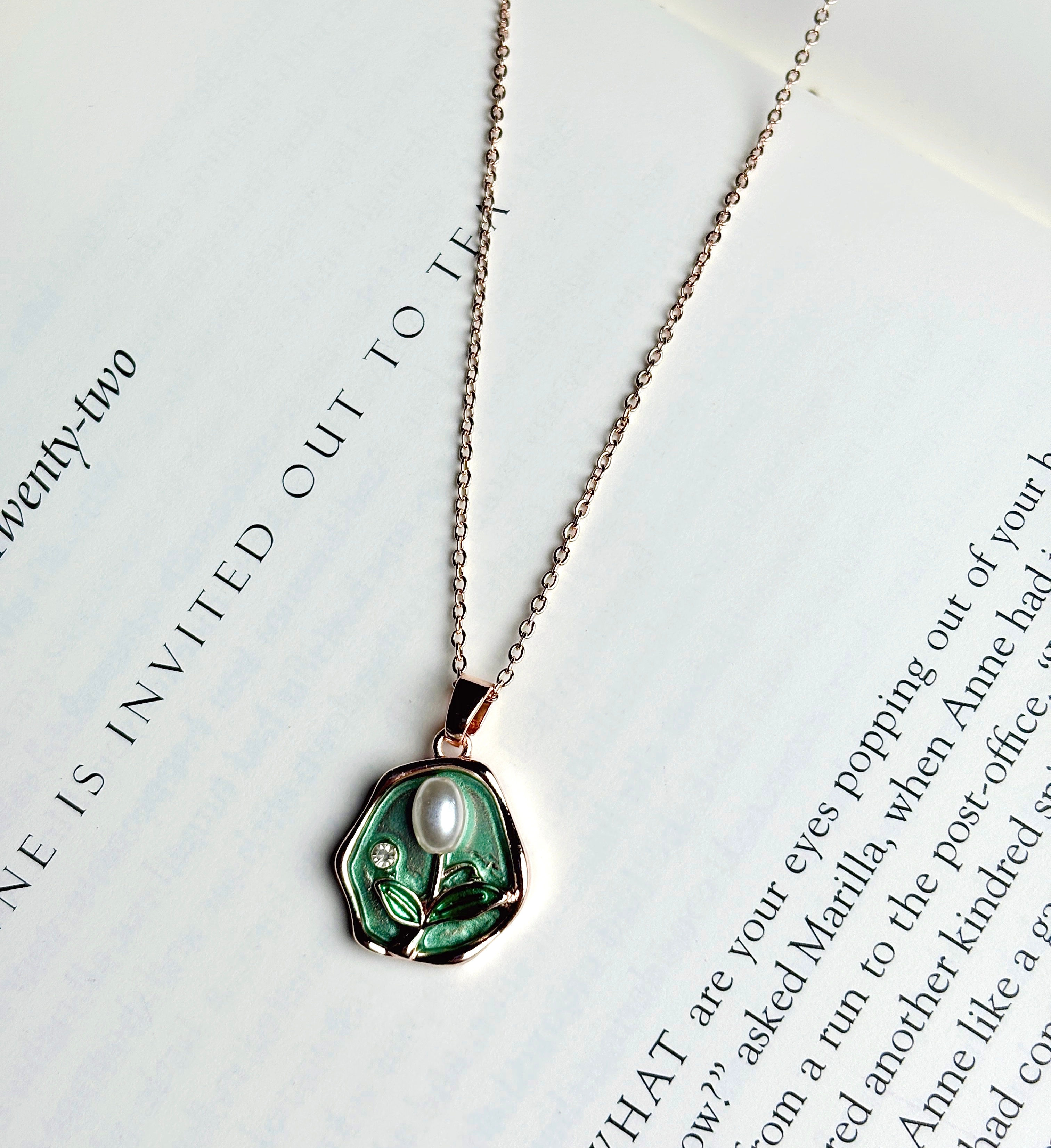 VINTAGE PENDANT NECKLACE