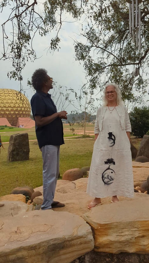 Ch 17Lucie et Jay à Auroville devant le Matrimondir fév 2023.jpg