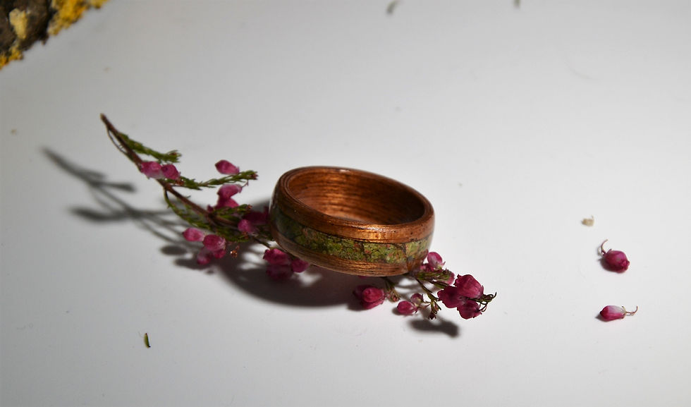 Miniature : Bague en bois et pierre fine , anneau en bois courbé avec de l’Unakite.