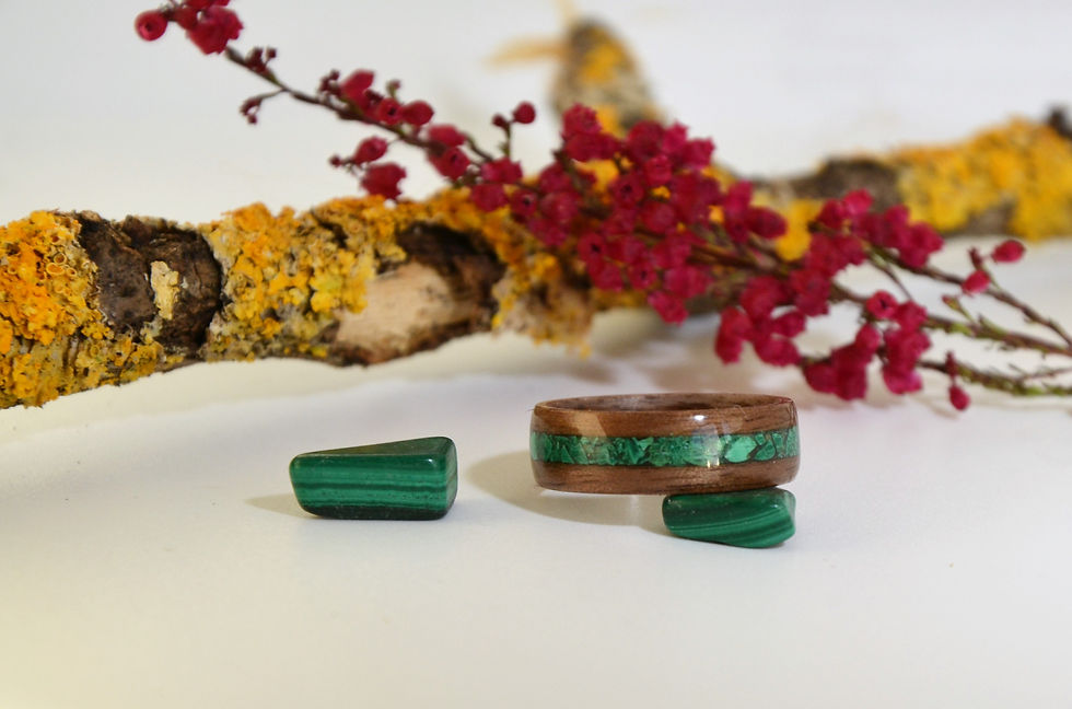 Miniature : Bague en bois et pierre,  anneau en bois courbé  avec de la Malachite.