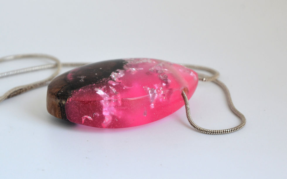 Thumbnail: Pendentif en Bois Exotique et incrustation feuille d'argent