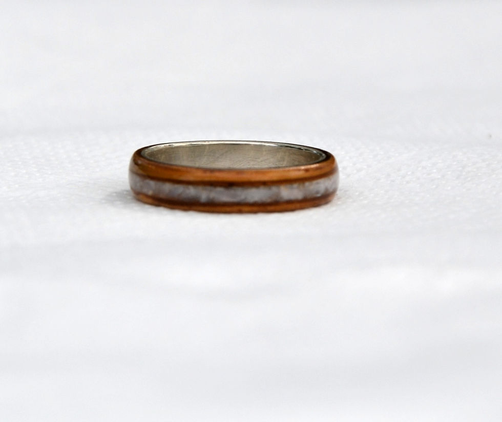 Thumbnail: Bague en argent et Zebrano avec incrustation de Pierre de Lune
