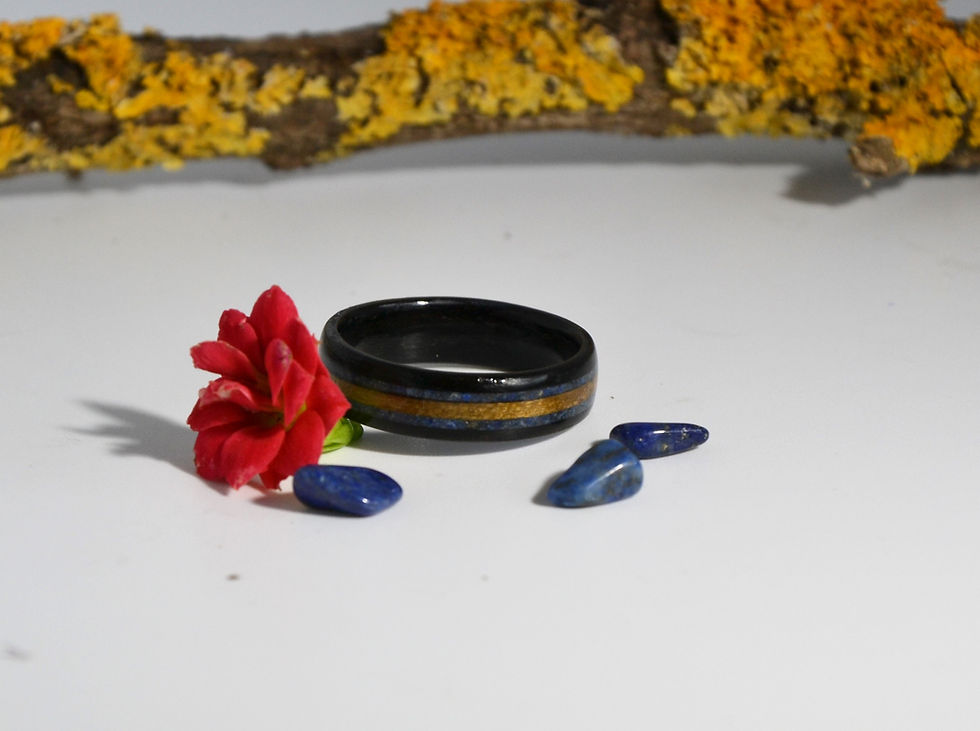 Miniature : Élégance,Bague en bois courbé ébène avec incrustation Lapis-lazuli et bois clair